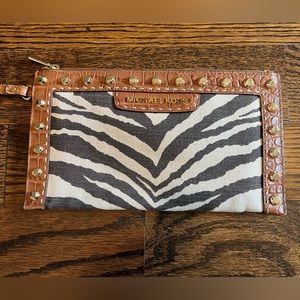 Michael Kors clutch animal print